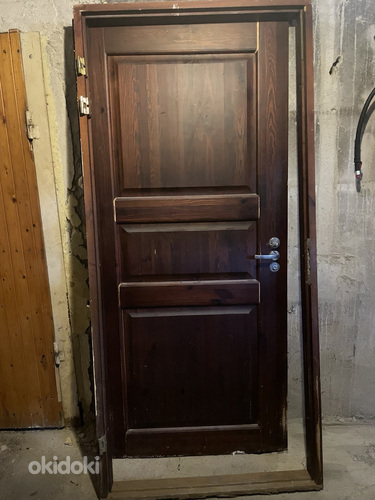 Деревянная дверь с рамой (фото #2)