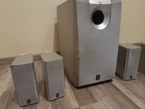 Сабвуфер и колонки (3 фото из 6)