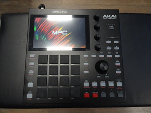 Грувбокс AKAI PRO MPC ONE (4 фото из 4)