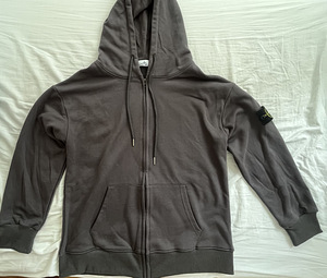 Stone Islandi lukuga pusa (1 foto / 4)