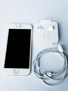 Apple iPhone 6 Gold 64GB + kõrvaklapid (7 foto / 8)