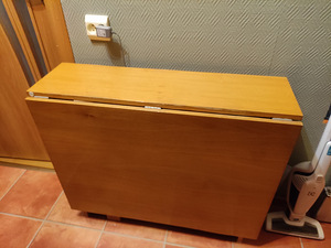 Kokkupandav raamatulaud. (1 foto / 2)