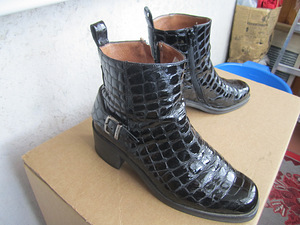 Kingad nahast Russell & Bromley, suurus 39 (6 foto / 6)