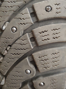 Продаются зимние шины Pirelli 205x55xR16 (шипы) (2 фото из 3)