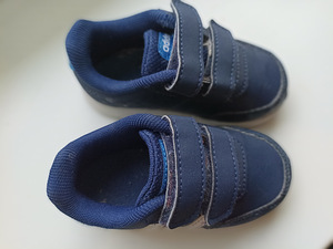 Кроссовки Adidas (1 фото из 3)