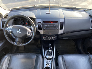 Mitsubishi Outlander 2011 (7 foto / 12)