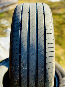 Продаются летние шины Michelin R17 215/55 (2 фото из 3)