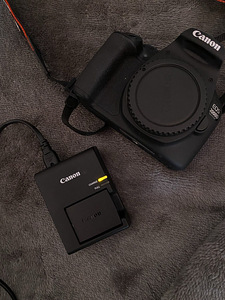Фотоаппарат Canon EOS 2000D + объектив (5 фото из 5)