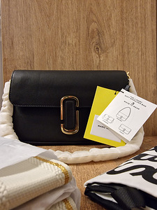 The J Marc Shoulder Bag in Black (2 foto / 2)