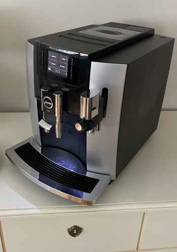 Кофемашина Jura E8