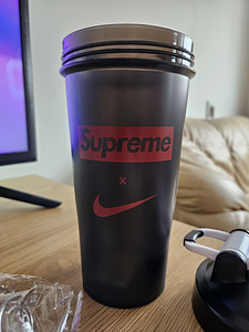 Nike x Supreme shaker (4 foto / 6)
