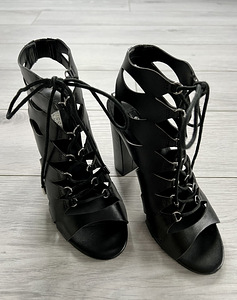 Guess (5 foto / 5)