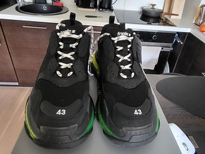 Balenciaga triple s (1 foto / 4)