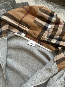 BURBERRY (2 foto / 3)