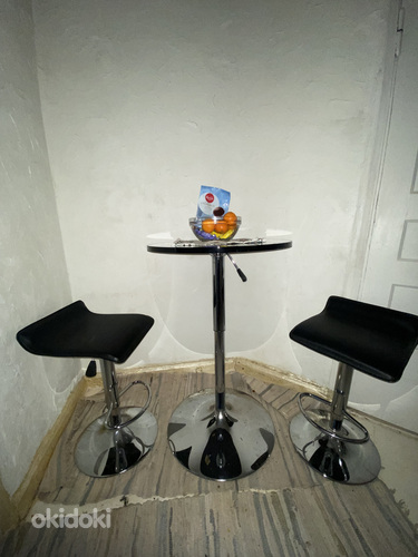 Стол и два кожаных стула / Laud ja kaks nahktooli (фото #1)