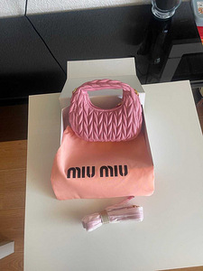 Viiruslik roosa Miu Miu kott (2 foto / 3)