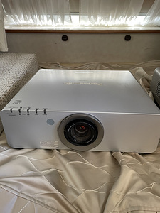 Projektor Panasonic (2 foto / 4)