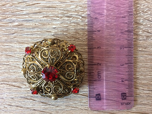Старинная брошь (3 фото из 3)