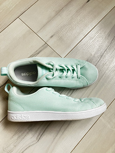 Кроссовки Adidas (1 фото из 2)