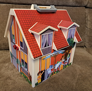Playmobil nukumaja koos nukkude, mööbli ja tarvikutega (1 foto / 10)