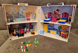 Playmobil nukumaja koos nukkude, mööbli ja tarvikutega (2 foto / 10)
