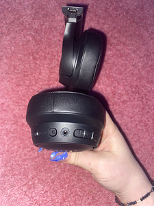 JBL mustad juhtmevabad kõrvaklapid (5 foto / 5)