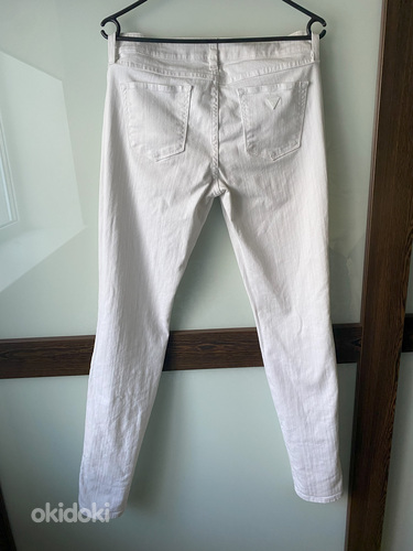 Uued Guess naiste valged teksad/ püksid suurus 28 (foto #1)