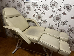 Косметологическое кресло (3 фото из 3)
