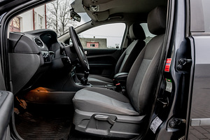 Ford Focus 2006 (12 foto / 15)