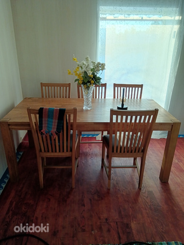 Стол из массива дерева и 5 стульев (фото #1)