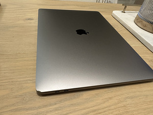 Apple MacBook Pro 15-inch 2017 Space Gray RAM-16GB (6 foto / 6)
