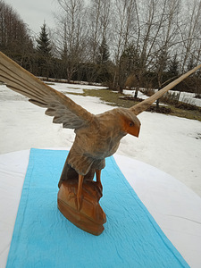 Продается орел.Размах крыльев 59 см, высота 39 см.