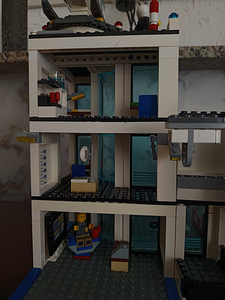 LEGO City 7498 Police Station (2011) оригинальный (3 фото из 10)