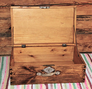 Старый деревянный чемодан