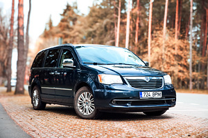 Lancia Voyager Platinum 2.8 131kW (4 foto / 8)