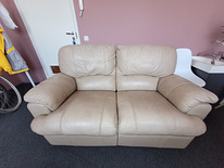 Кожаный диван с подставками для ног