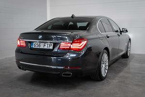 BMW 740 Facelift xDrive 3.0 230kW (4 foto / 15)