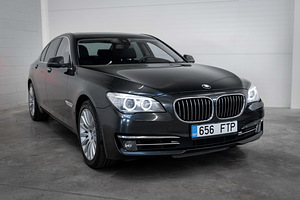 BMW 740 Facelift xDrive 3.0 230kW (1 foto / 15)