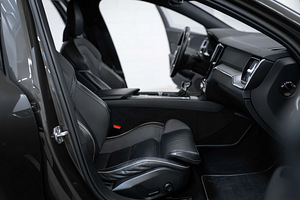 2020 Volvo V60 R-Design 2.0 D4 140kW (8 foto / 15)