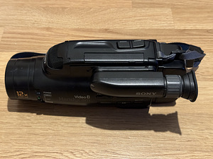 Must-valge pildiga videokaamera Video 8 Handycam CCD-FX280E