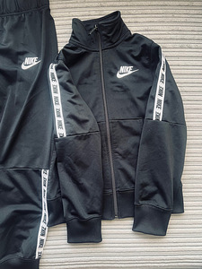 NIKE dressid 128-137 s (2 foto / 4)