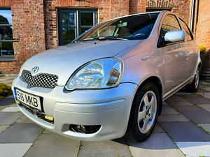 TOYOTA YARIS FACELIFT / AVARIIVABA / AUTOMAAT / A/C (1 foto / 15)