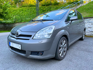 TOYOTA COROLLA VERSO FACELIFT / 1.8 БЕНЗИН 95кВ / КЛИМА (1 фото из 15)