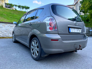 TOYOTA COROLLA VERSO FACELIFT / 1.8 БЕНЗИН 95кВ / КЛИМА (4 фото из 15)