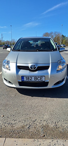 Toyota Auris (2 foto / 9)