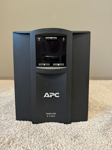 ИБП APC Smart-UPS C 1000VA 600W LCD 230V черный с USB