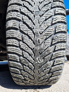 255/40 R19 Nokian Hakkapeliitta 9 naastrehvid (5 foto / 9)