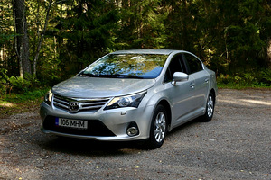 Toyota Avensis Facelift 2012 (6 foto / 8)