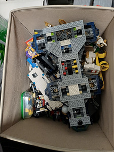 Продам ящик деталек Lego (2 фото из 3)