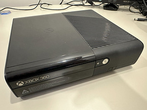 Microsoft Xbox 360 E 250GB, 2 консоли, Kinect, 16 игр. (2 фото из 8)